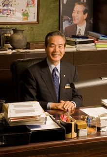 <strong>千房社長 中井政嗣</strong><br>1945年、奈良県生まれ。61年、當麻町立白鳳中学校卒。73年、お好み焼き専門店「千房」をオープン。数々のユニークな施策で同店を人気店に押し上げた。現在は日本全国と米国ハワイに直営・FC合わせて60店舗を展開する。著書に『できるやんか!』など。