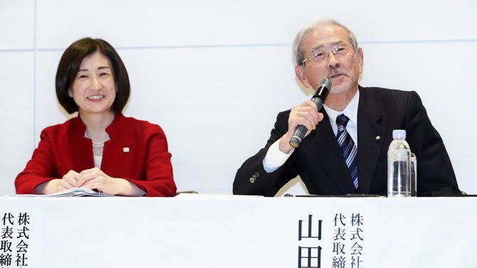 記者会見するヤマダ電機の山田昇会長(右)と大塚家具の大塚久美子社長=2019年12月12日、東京都中央区