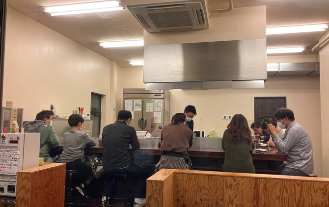 「コメトステーキ」の店内。コメと肉を堪能する客で席が埋まっている