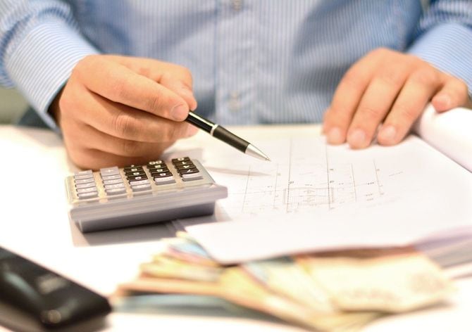 財務状況をチェックする人