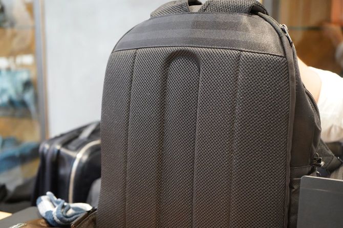 背中にくぼみを入れることで通気性を向上している『ポーター シングス』(バックパック)。