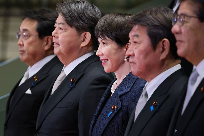 新内閣が発足し、記念撮影を行う高市早苗首相(3人目)ら。2025年10月21日