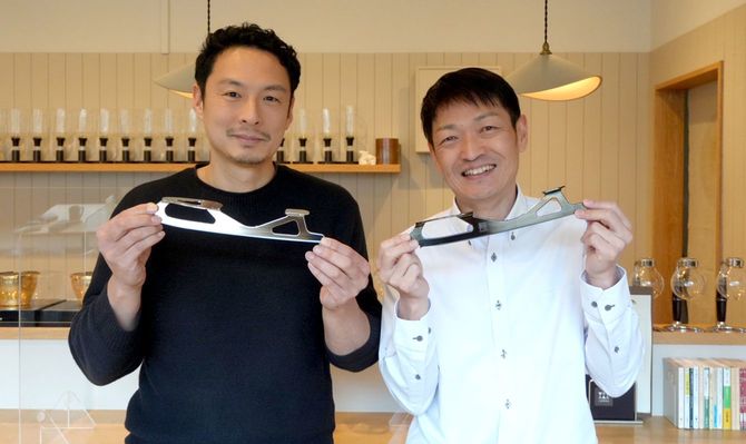 山一ハガネ元社員の六車英高さん(左)