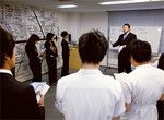 社長も経営に迷ったときは施術をする。やさしい態度で接客すると客もやさしい言葉を返してくれる。