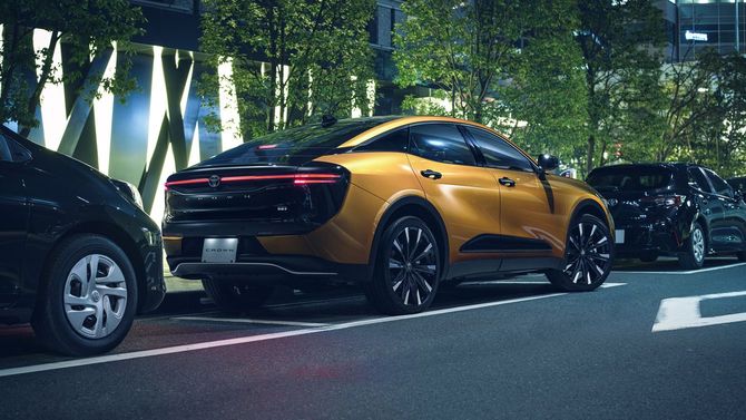 新型クラウン CROSSOVER RS“Advanced”