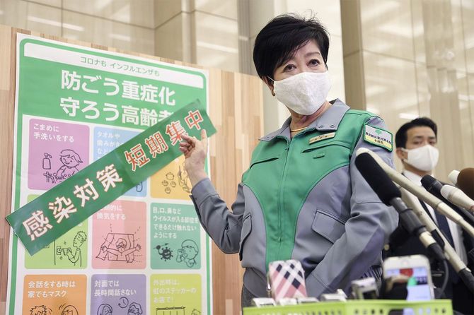 東京都の新型コロナウイルス感染症対策本部会議後、報道陣の取材に応じる小池百合子都知事=2020年12月2日、東京都新宿区の東京都庁