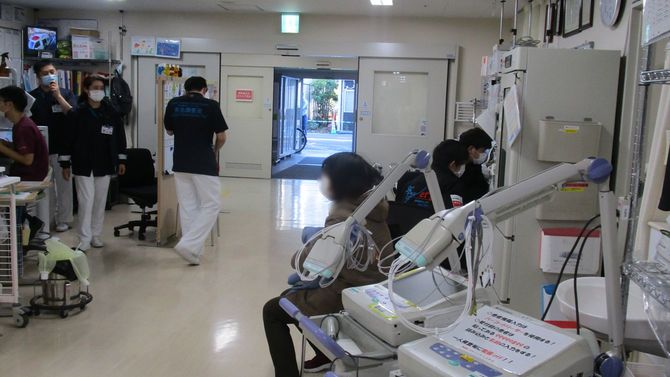 空調の常時換気に加えて、2時間に1回は扉を全開放して、換気を行っている