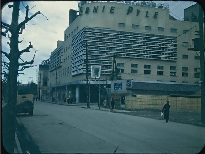 1946(昭和21)年のアーニー・パイル劇場。撮影:Robert V. Mosier。『モージャー氏撮影写真資料』 国立国会図書館デジタルコレクション、1946年