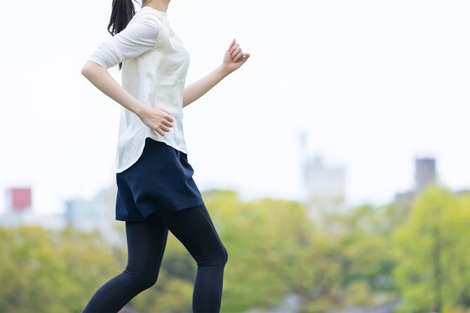 走っている若い女性