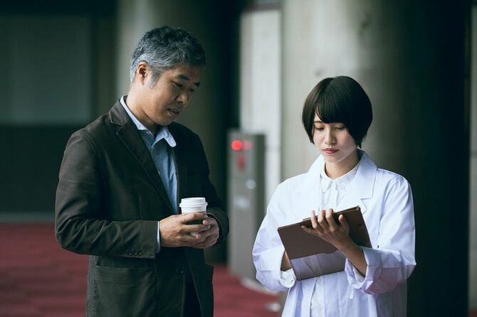 男性上司が女性の部下にアドバイスをしている