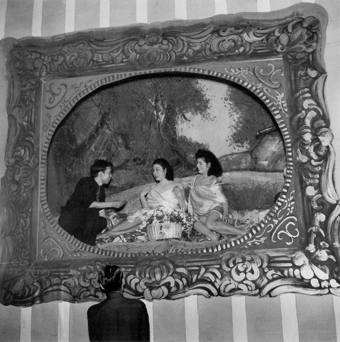 新宿帝都座の「人気沸騰の額縁ショー」（撮影：林忠彦 1947年）