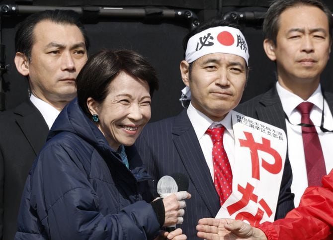 2月の衆院選の街頭演説で、簗和生氏(右)の隣で笑顔を見せる自民党総裁の高市首相