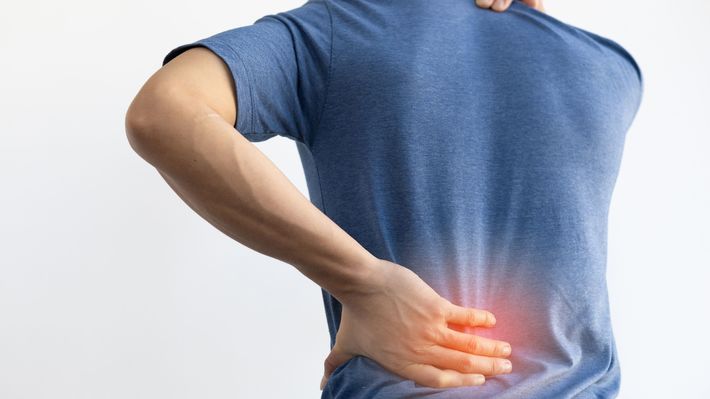 腰の痛みを感じる男性