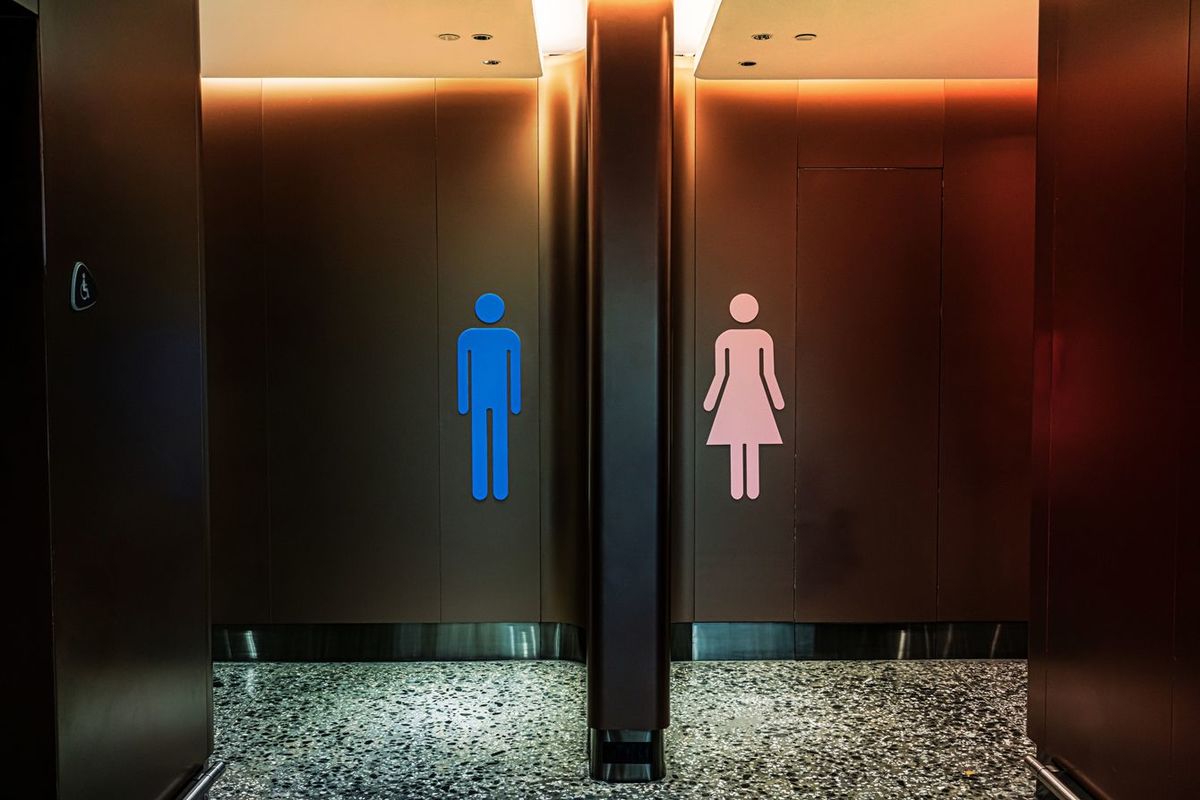 男性用と女性用に区切られて設置されたトイレの入り口