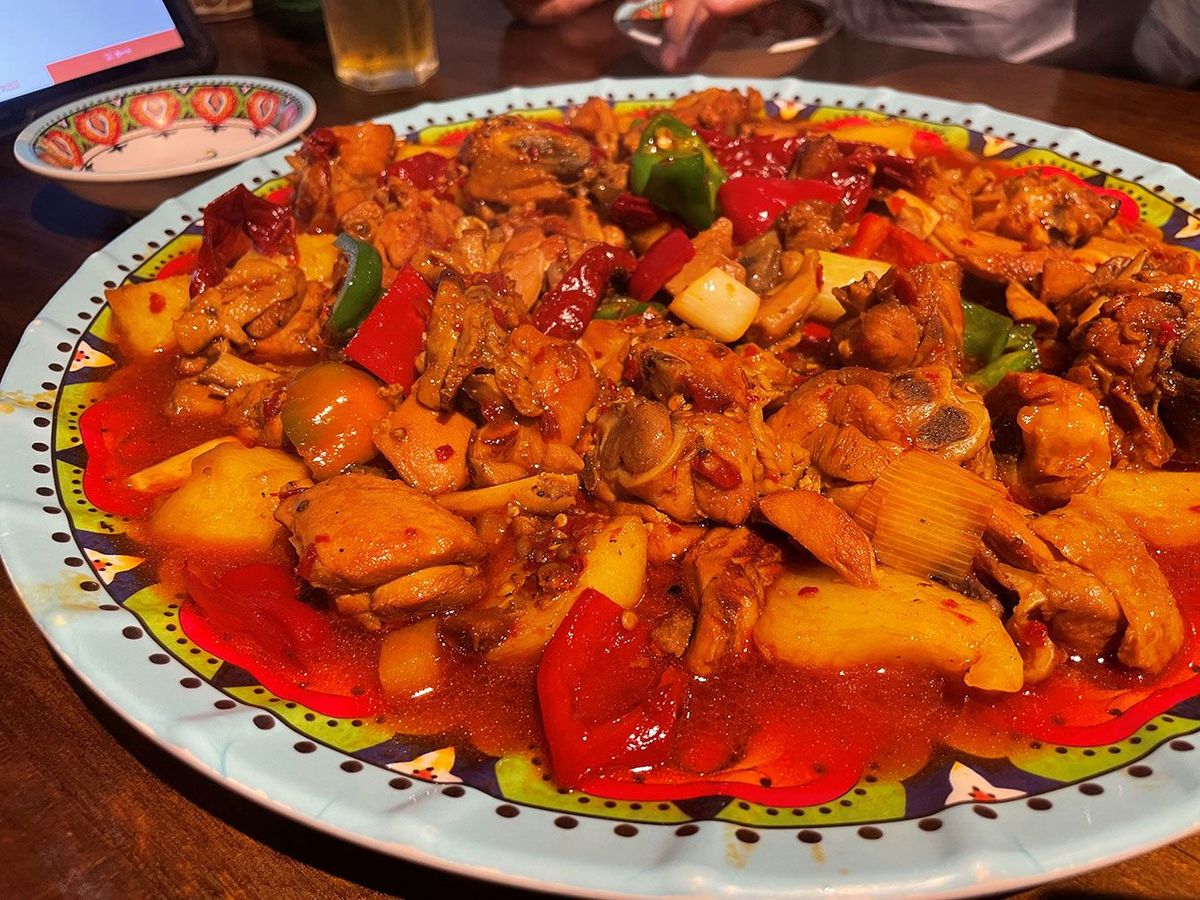 新疆の回族（漢語を話しイスラム教を信仰する少数民族。ウイグル族とは異なる）の料理。都内ではこんなガチ中華も食べられるのだ。