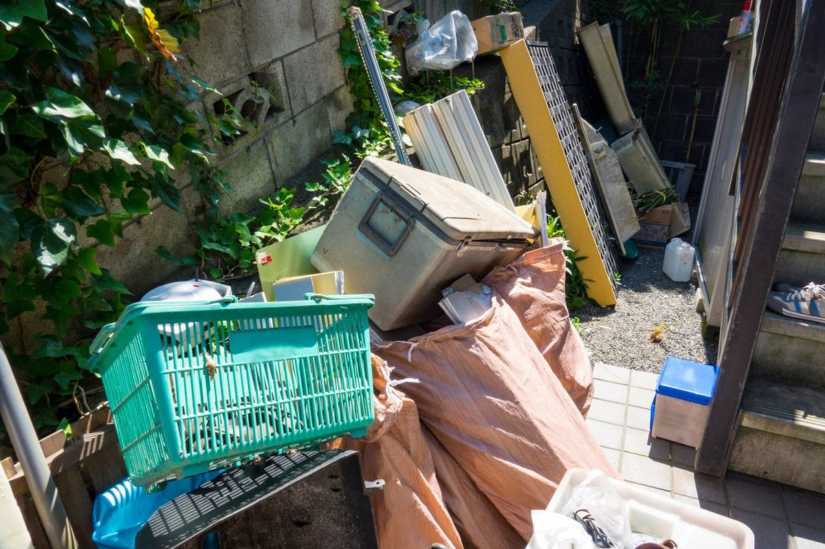 屋外に無造作に置かれた家庭ごみ