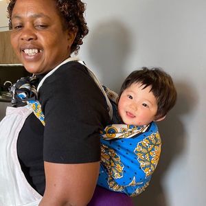 ナニーにおんぶされる河野さんの娘