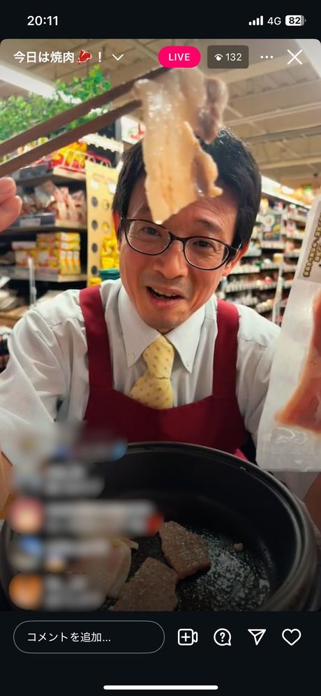 配信中の画面。「短鼻豚」の焼き肉を美味しそうに食べる春田さん