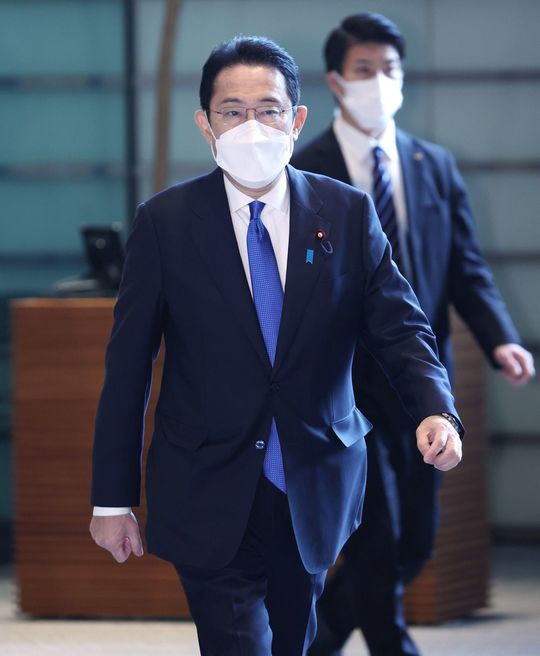官邸に入る岸田文雄首相=2022年2月4日、東京・永田町