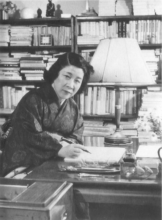 林忠彦撮影「林芙美子、1949年4月自宅書斎」