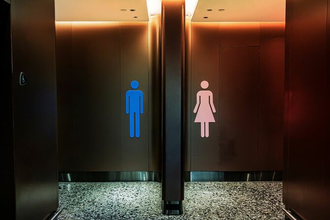男性用と女性用に区切られて設置されたトイレの入り口