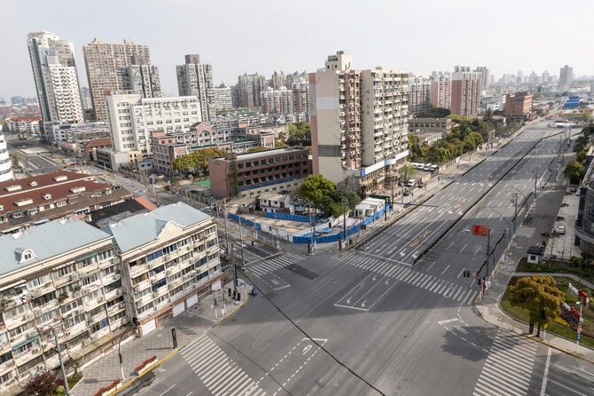 2022年4月1日、新型コロナウイルス対策のロックダウン（都市封鎖）により、閑散とする中国・上海市の街並み（中国・上海）
