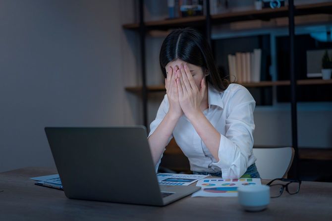 家で夜に一生懸命働く疲れた若い女性