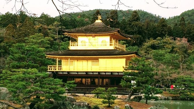 黄金の輝きを放つ鹿苑寺金閣