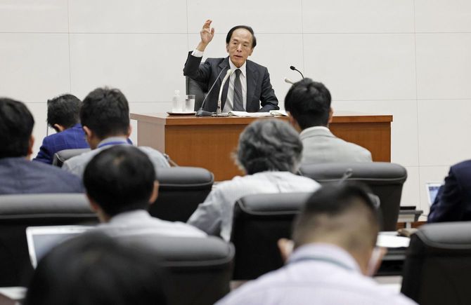 苦境映す小出しの修正 金融政策決定会合後に記者会見する日銀の植田総裁＝2024年6月14日午後、日銀本店