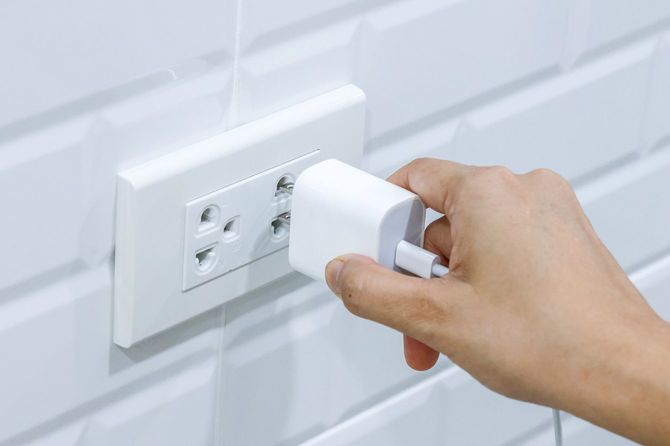 アダプターをプラグに差し込む手元