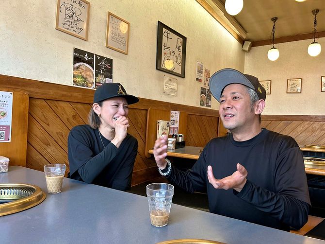 取材中の仁田さん夫妻