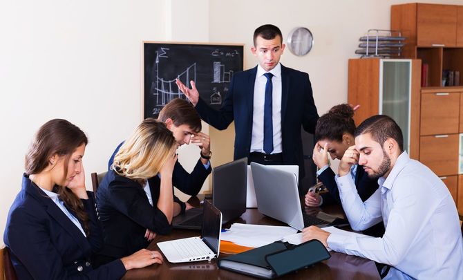 怒る上司と頭を抱える部下