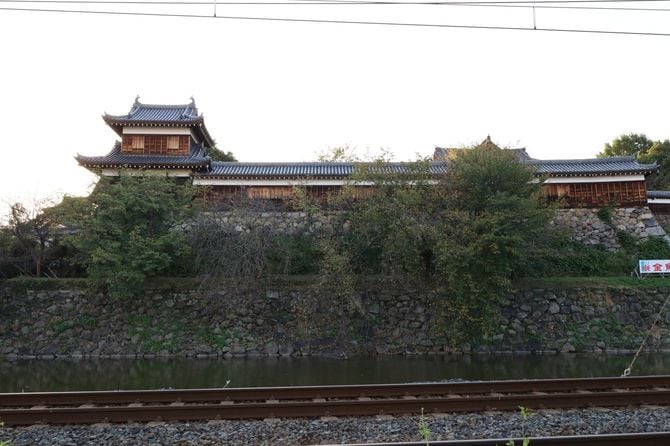 大和郡山城の東面を守る五軒屋敷堀と高石垣