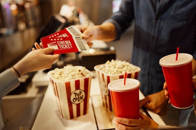 映画のチケットを買う
