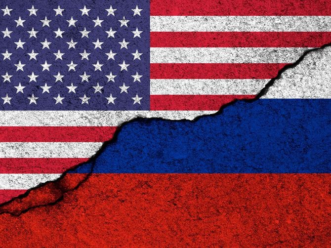 星条旗とロシアの国旗が描かれた壁