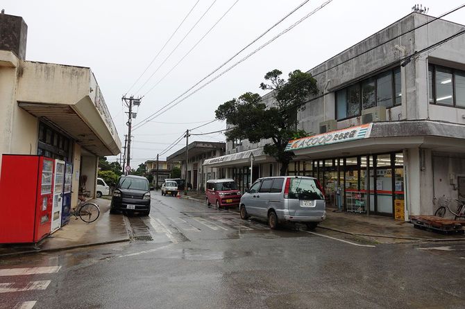 多良間村の市街地。2軒のスーパーは品ぞろえの傾向も違った