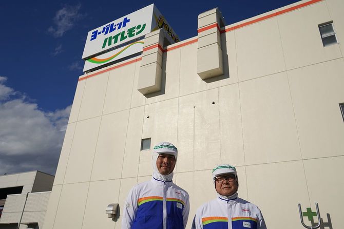 「アトリオン製菓」の山下奉丈社長と製造部長の久保田啓一さん