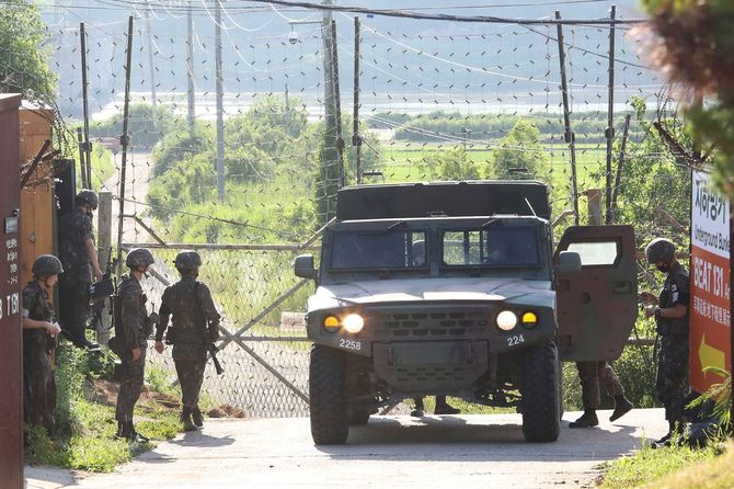 北朝鮮との国境に近い韓国・坡州（パジュ）の軍事監視所で軍用車両に乗り込む韓国陸軍兵士たち、2020年6月19日