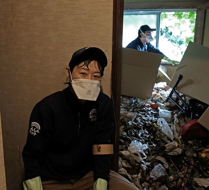 作業の合間にカメラをみつめる筆者。