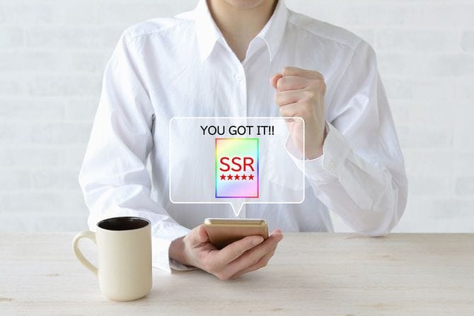 スマートフォンゲームで珍しいチャークを得ているので、喜んだ女性