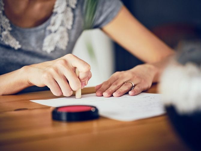 判をつく女性の手元