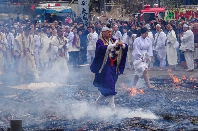 毎年3月第2日曜日に行われる「高尾山 火渡り祭」