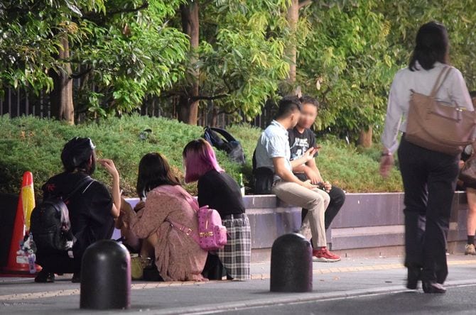 深夜、路上に座り込む「トー横キッズ」たち