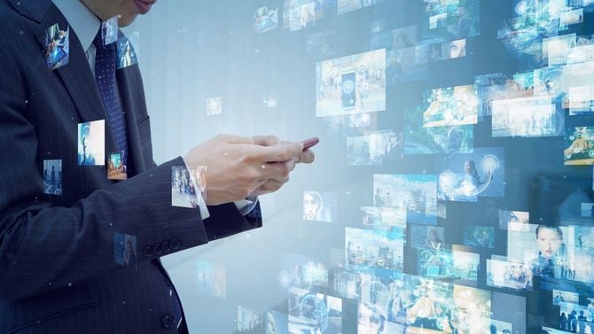 スマホに没頭している男性