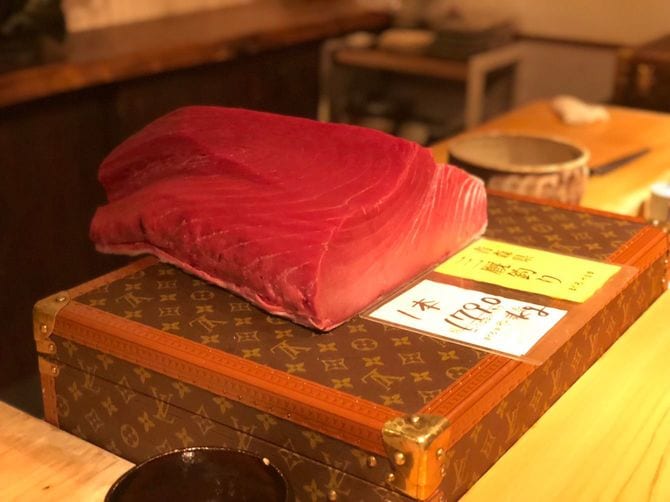 ルイ・ヴィトンのケースの上に乗ったマグロのサク