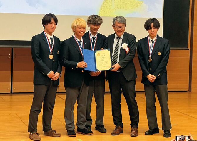 高校生ビジネスコンテストではグランプリを受賞。