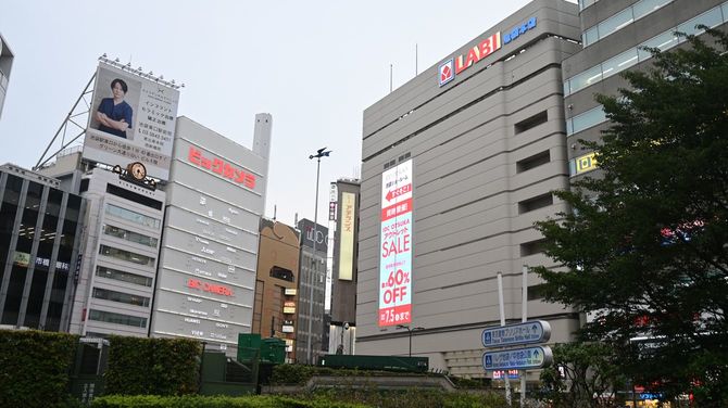 左がビックカメラ本館、右がヤマダLRBI池袋本店