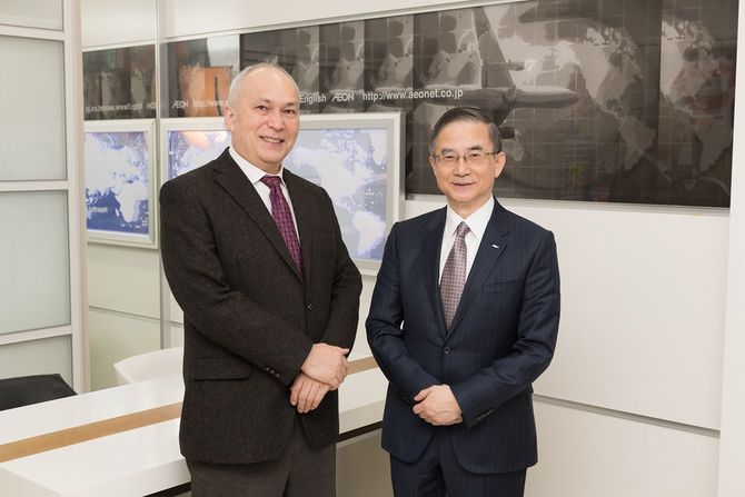 国際ジャーナリストのモーリー・ロバートソン氏(左)とイーオン社長の三宅義和氏