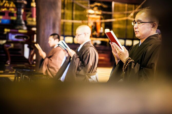京都市千音寺の中で早朝に祈る僧侶たち