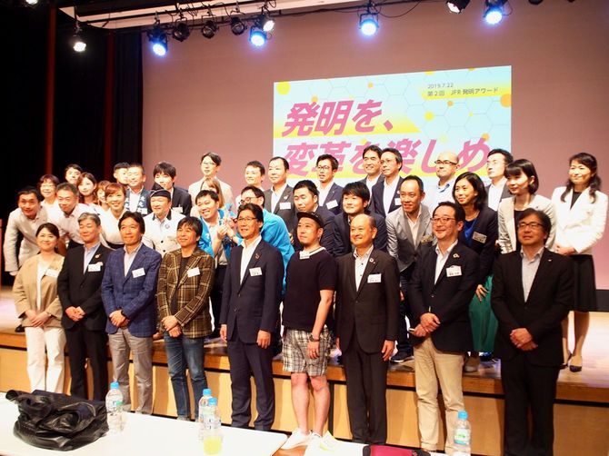 J.フロントリテイリングが2019年7月に開催した「JFR発明アワード2019」に、審査員として参加した若宮和男さん（前列右から4人目）。1人だけ短パンにTシャツ姿だ。WWDの記事より